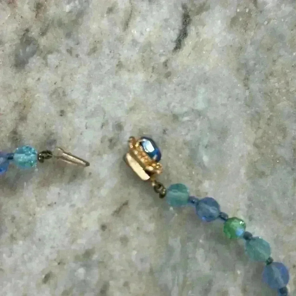 Vintage beaded necklace Blue & Green with a beautiful jeweled closure. - Picture 5 of 6